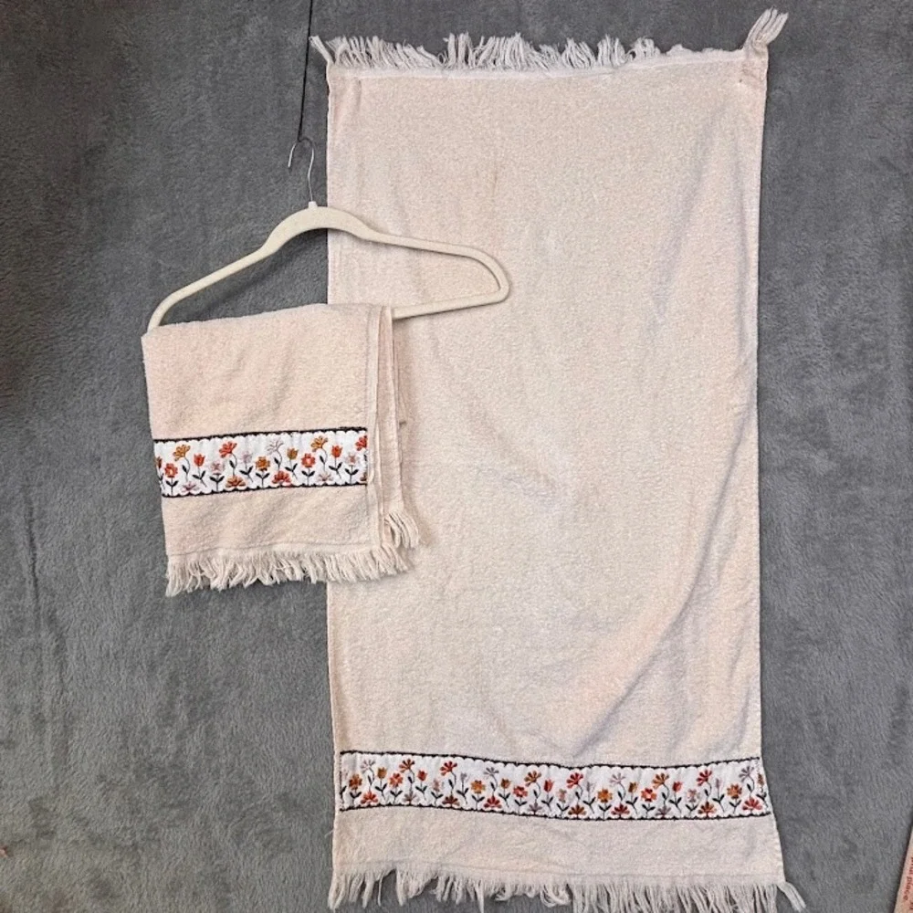 Vintage Cannon Gold Label Embroidered Floral Fringe Bath Towels Cream‎ Set of 2